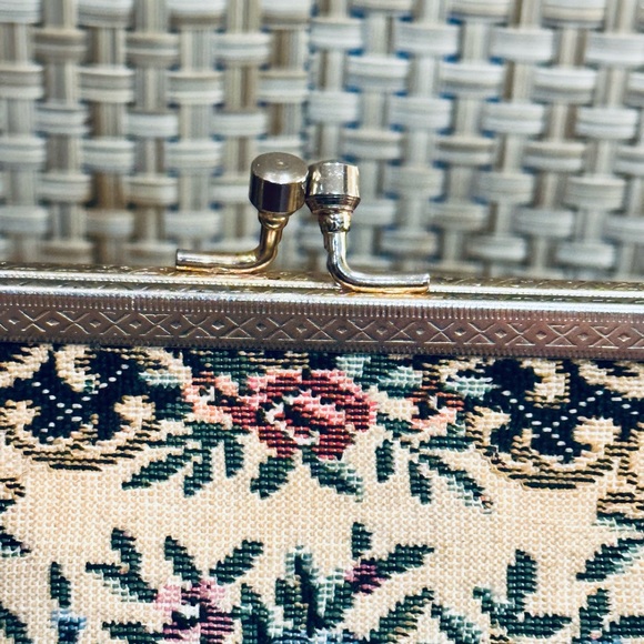 🌟HP🌟VTG 1950s Black & Floral Petit Point Handbag Hong Kong - Picture 2 of 9